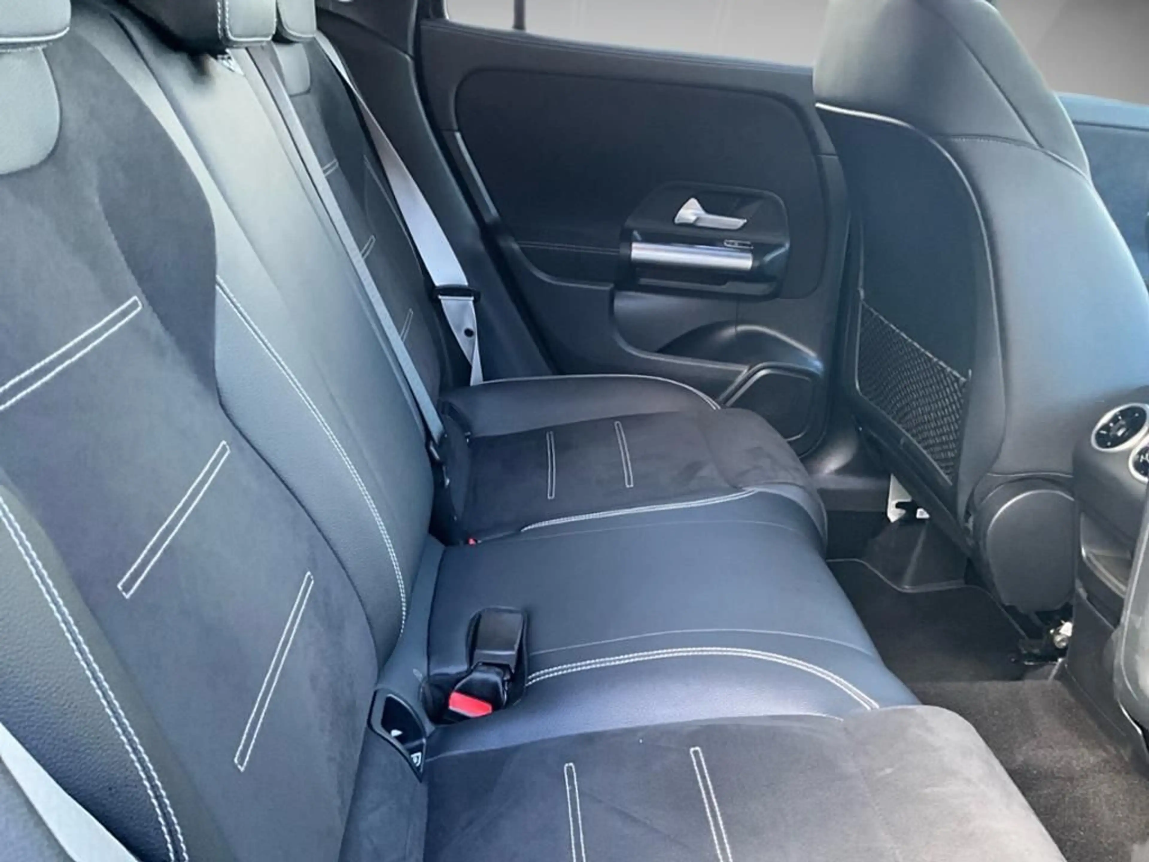 Mercedes-Benz GLA 200 d AMG AUT Kam. KlimaA LED LM PDC ParkAss — photo 11