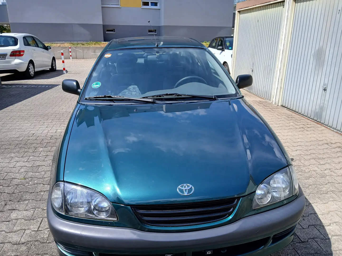 Toyota Avensis Avensis 1.8 linea terra Vert - 2