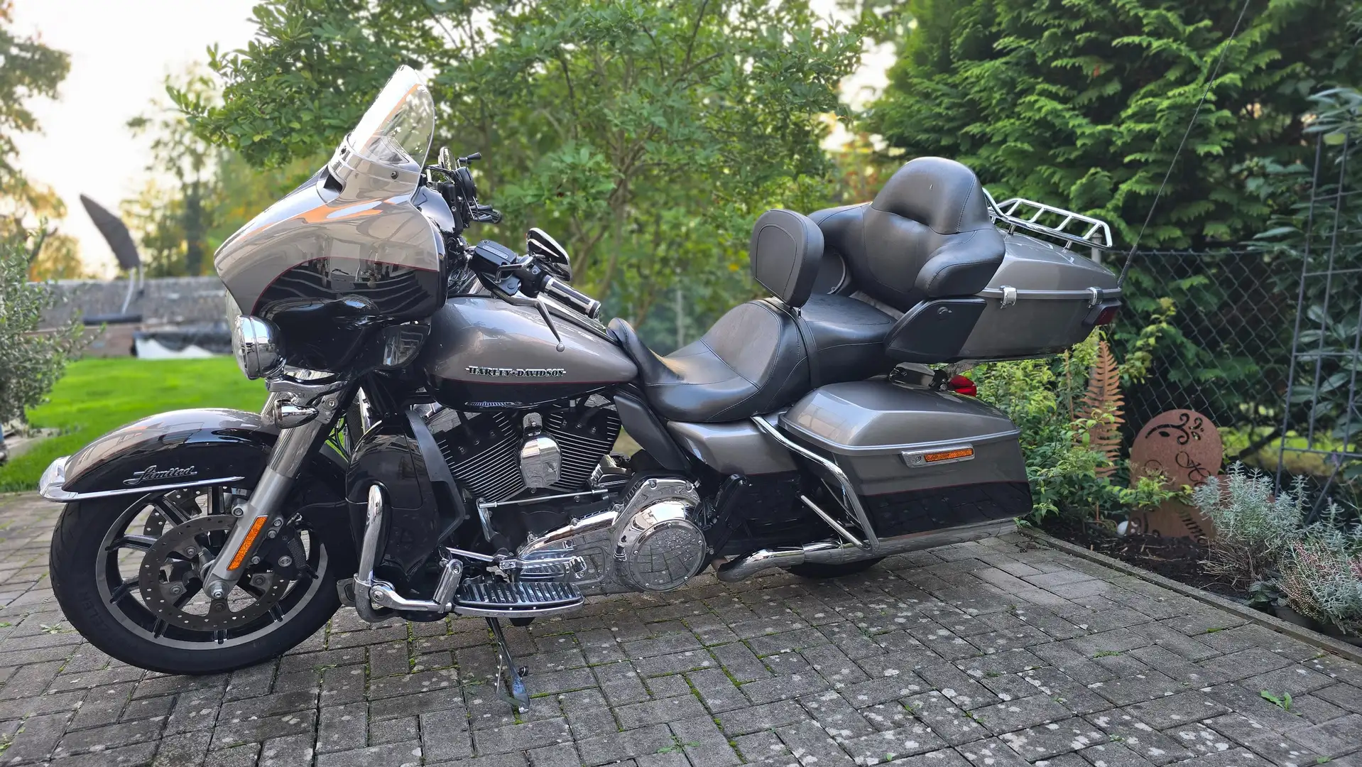 Harley-Davidson Ultra Limited FLHTK Charcoal Pearl / Vivid Black WINTERANGEBOT Černá - 1