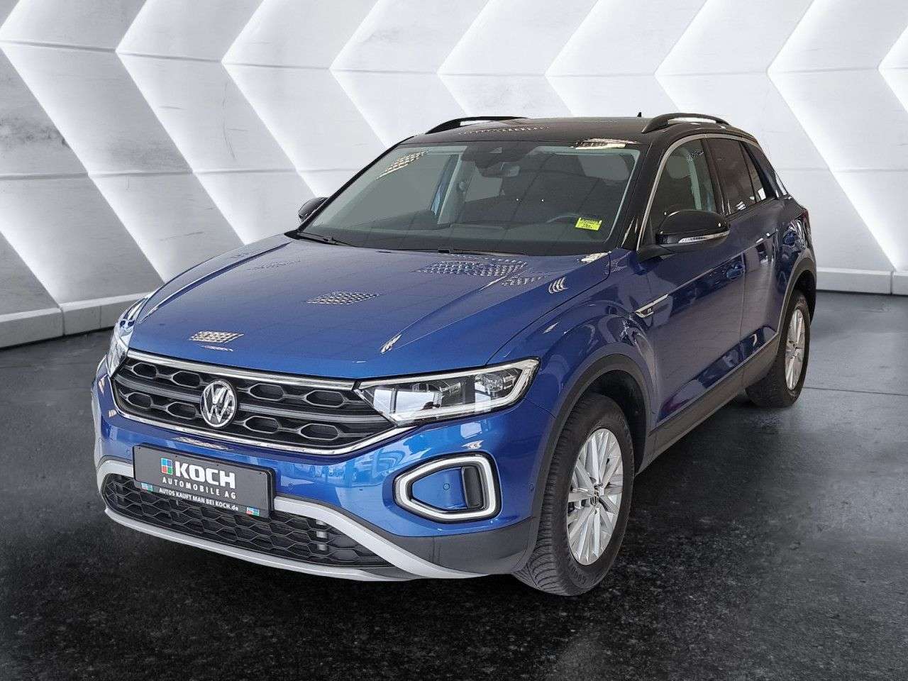 Volkswagen T-Roc 2023 — 1.5 TSI DSG Life NAVI IQ LIGHT ACC PDC V+H
