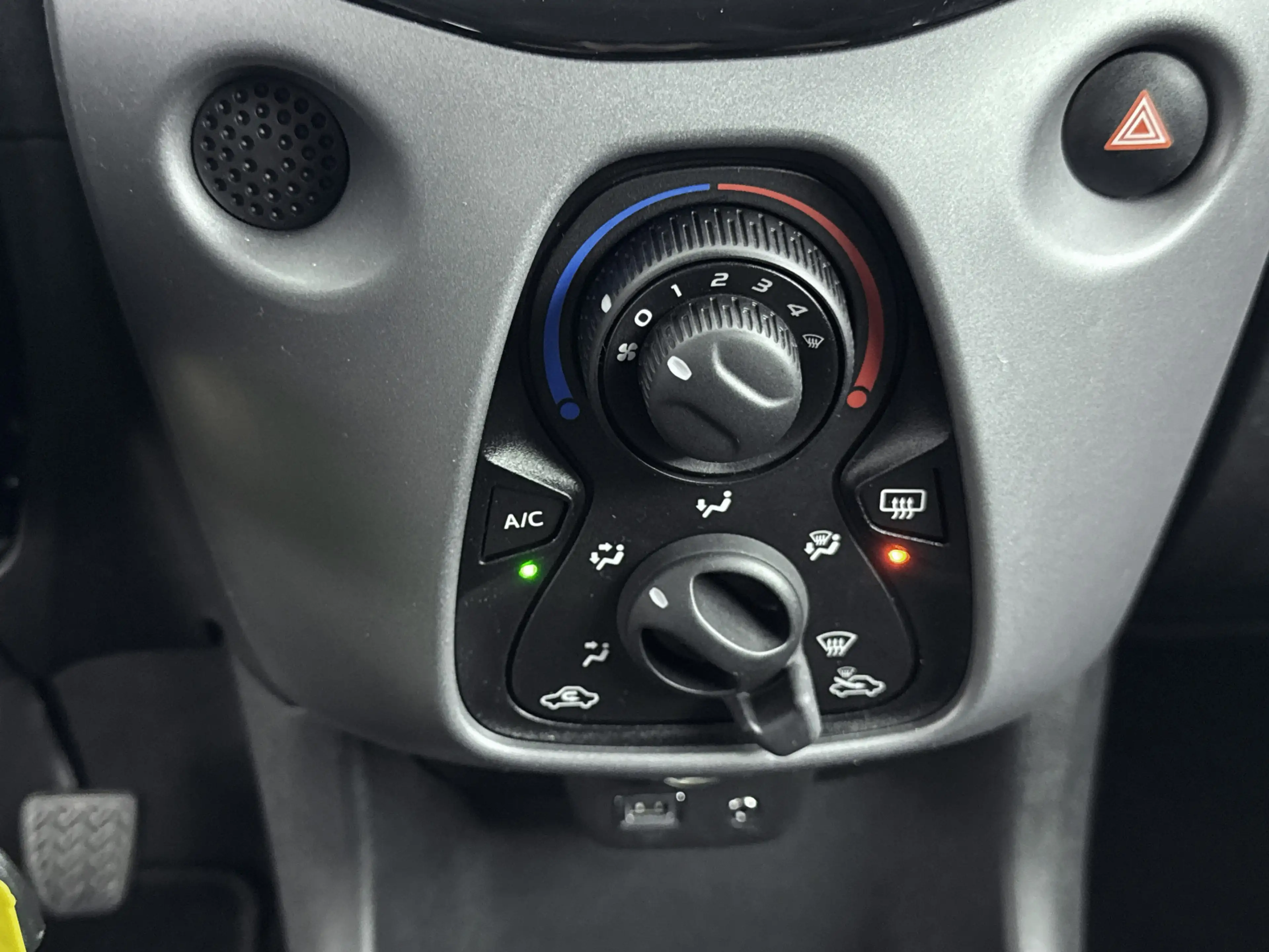 Toyota Aygo 1.0 VVT-i x-play | Airco | Cruise Control | Achter — photo 9