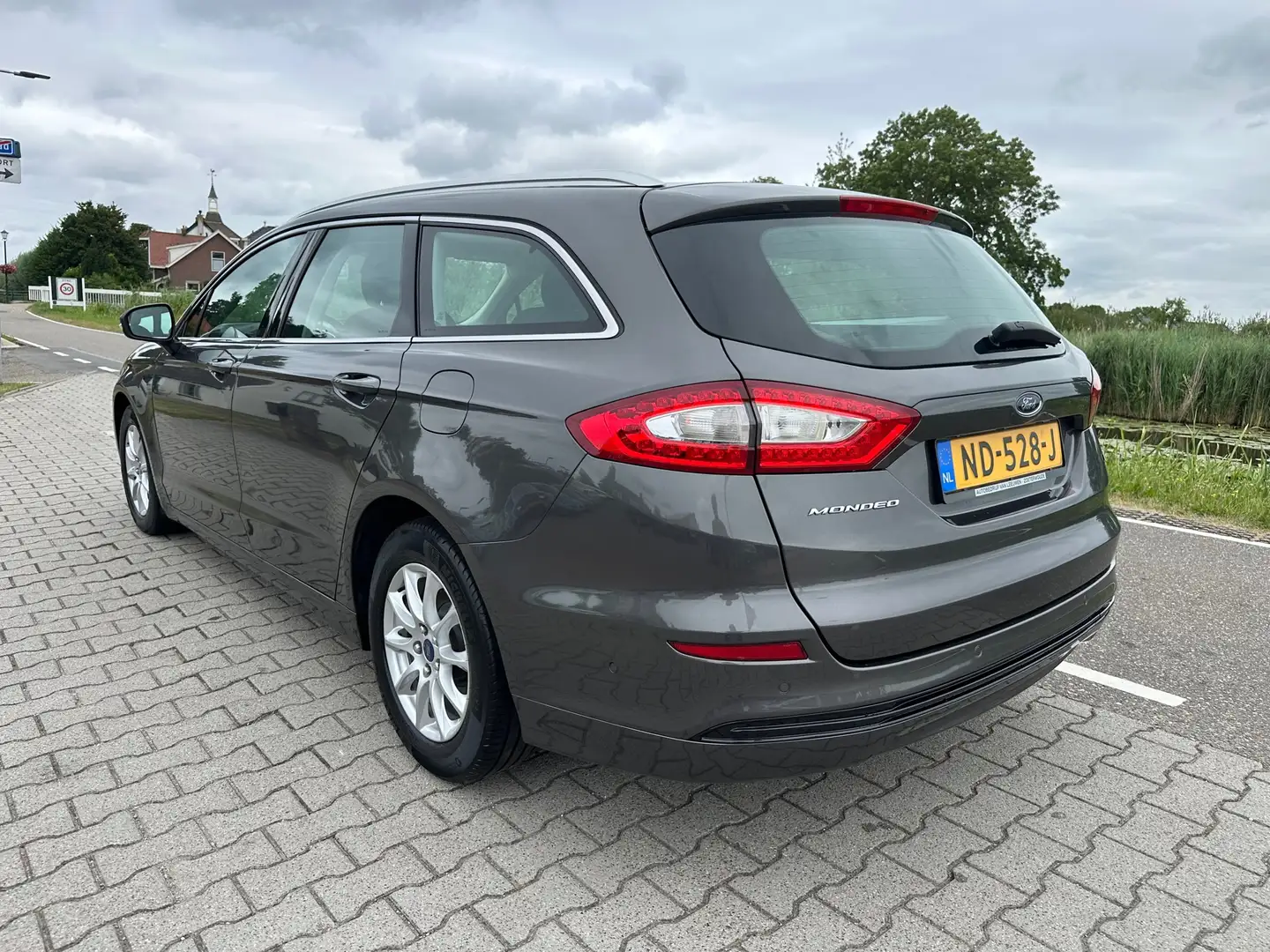 Ford Mondeo Wagon 1.5 Titanium Navi, Carplay, PDC, Cruisecontr Grijs - 2