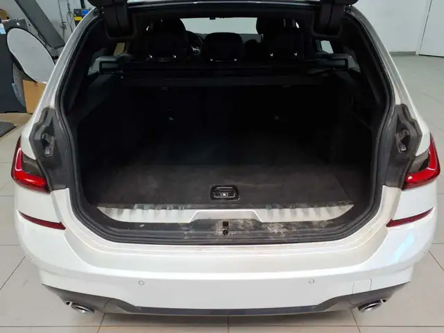 BMW 3 Series view 9