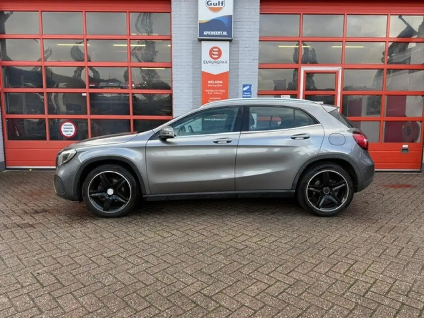 Mercedes-Benz GLA 180 180 PREMIUM PLUS Grijs - 2