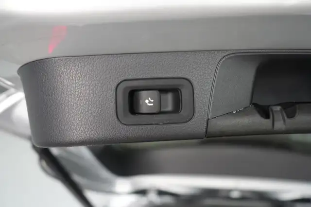 Mercedes-Benz GLB view 9