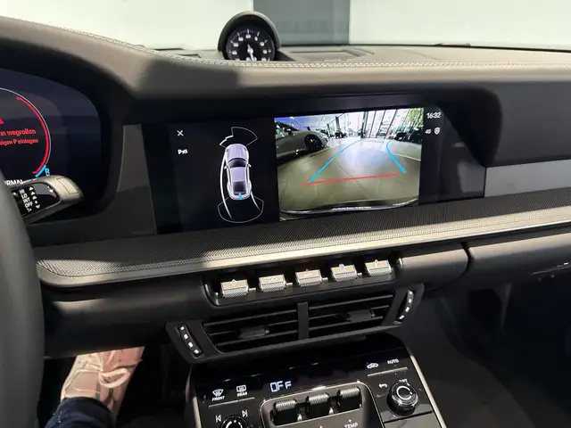 Porsche 911 view 10