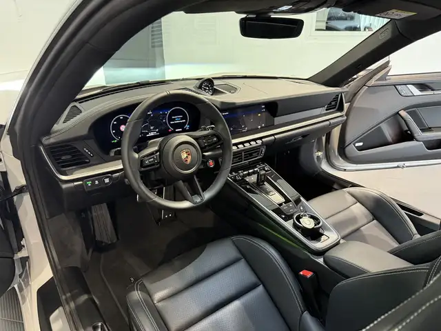 Porsche 911 view 8