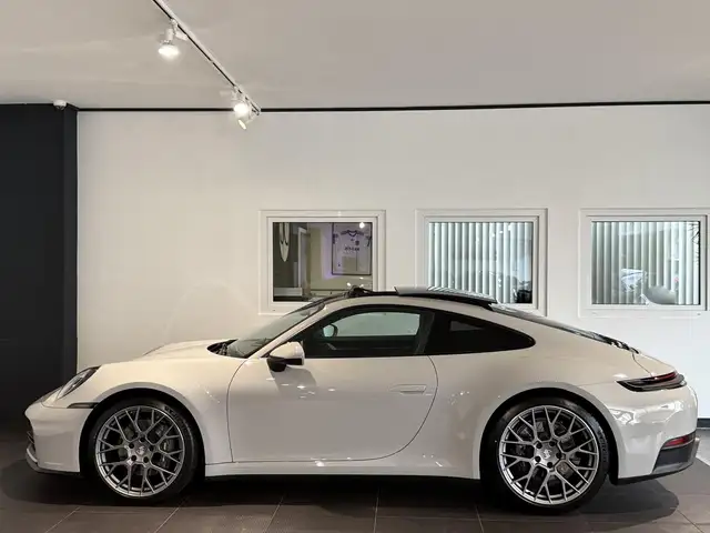Porsche 911 view 4