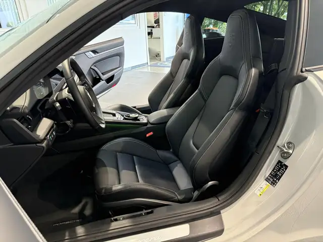 Porsche 911 view 7