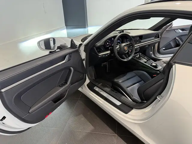 Porsche 911 view 11