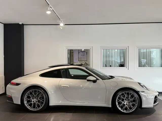 Porsche 911 view 5