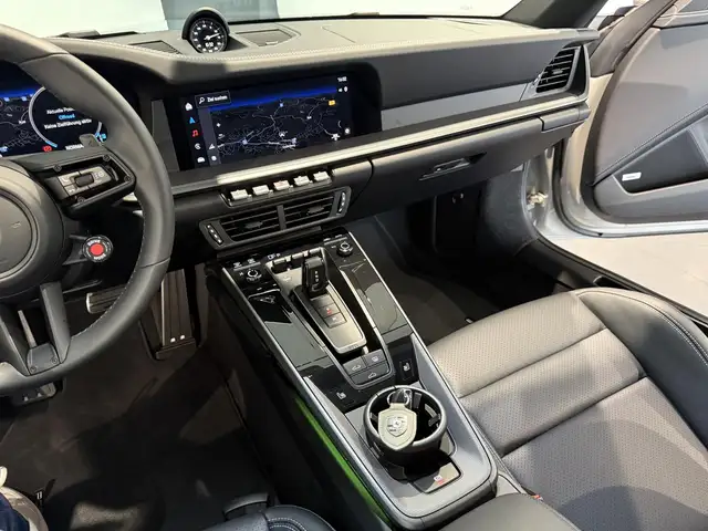 Porsche 911 view 9