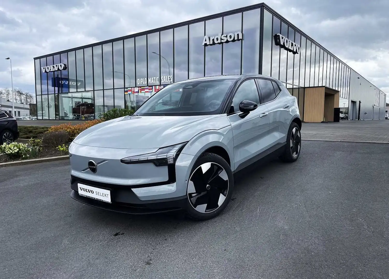 Volvo EX30 Plus, Single Motor Extended Range 'GARANTIE 3 ANS' Grijs - 1