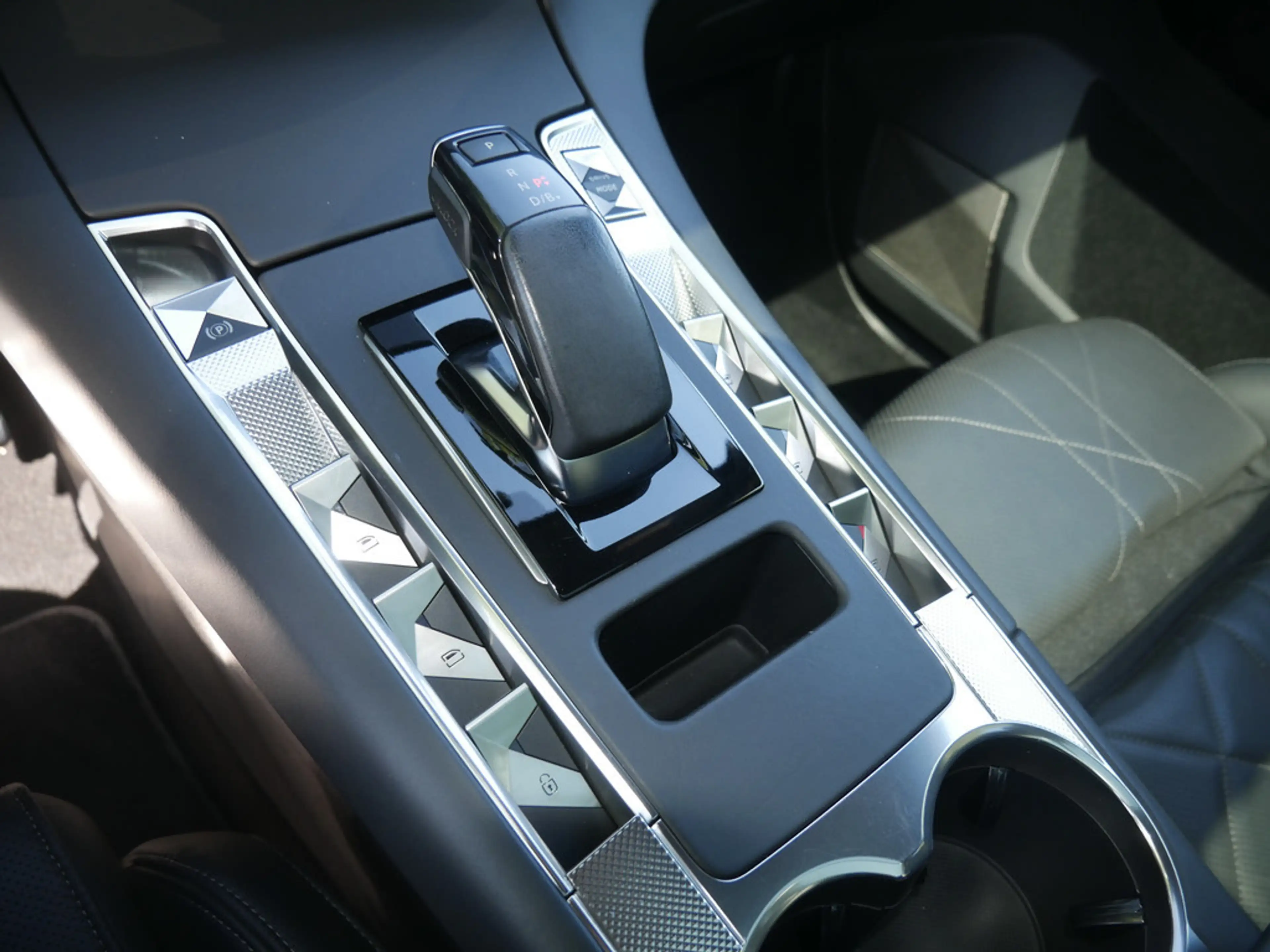 DS Automobiles DS 7 Crossback E-Tense Rivoli 4x4 LED PANO — photo 12