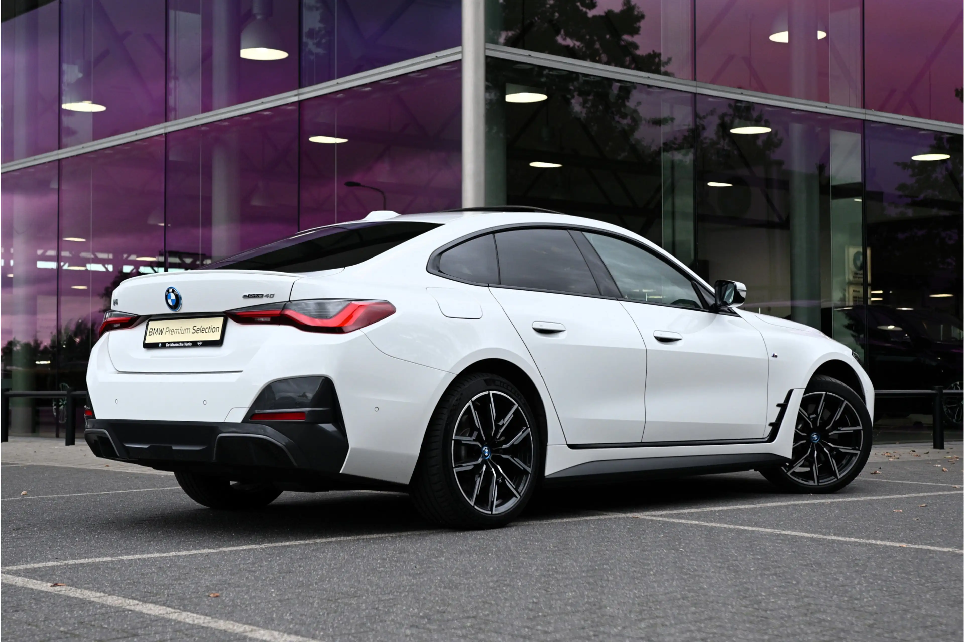 BMW i4 eDrive40 High Executive M Sport / Achteruitrijcame — photo 3