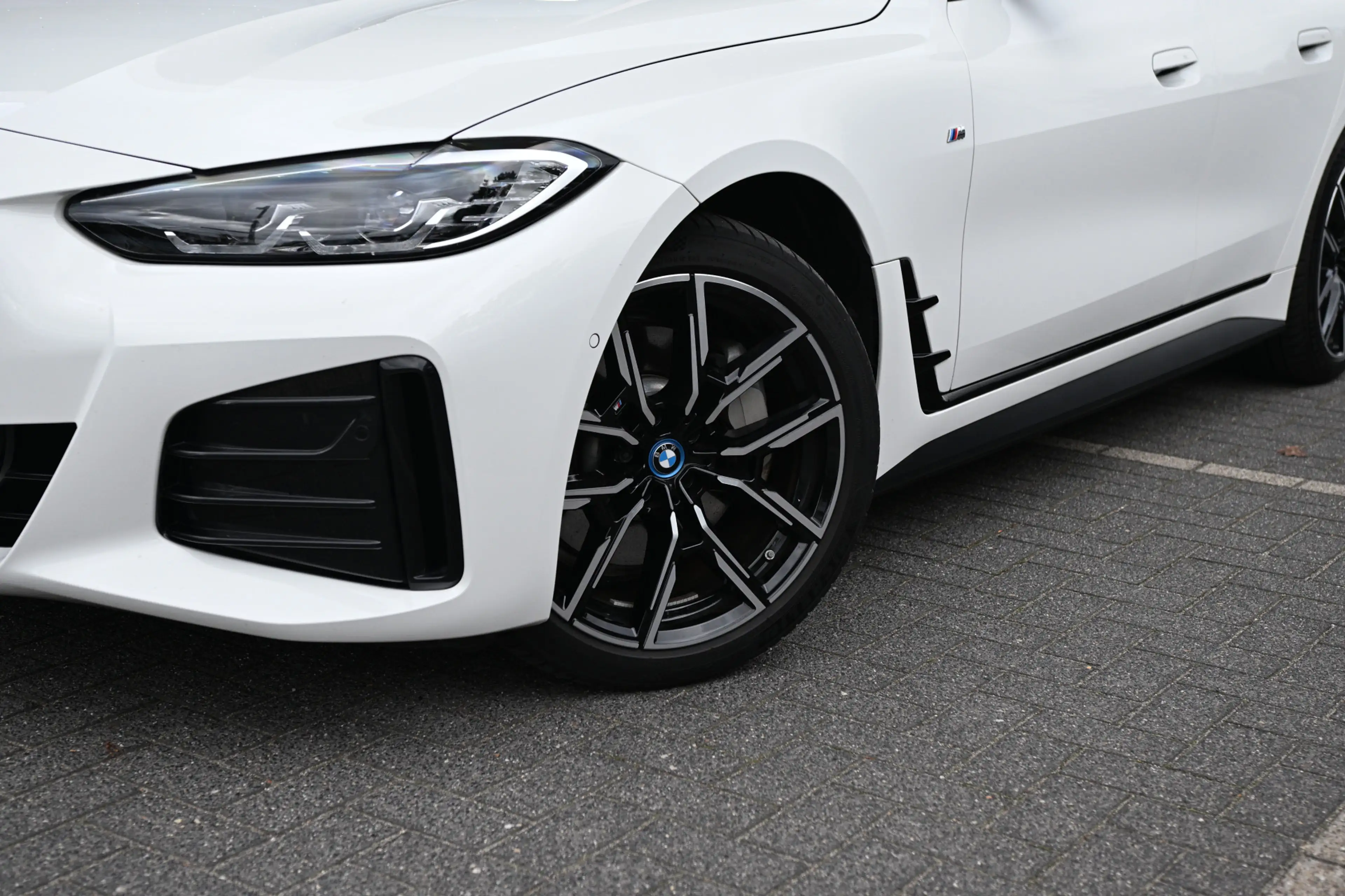 BMW i4 eDrive40 High Executive M Sport / Achteruitrijcame — photo 11