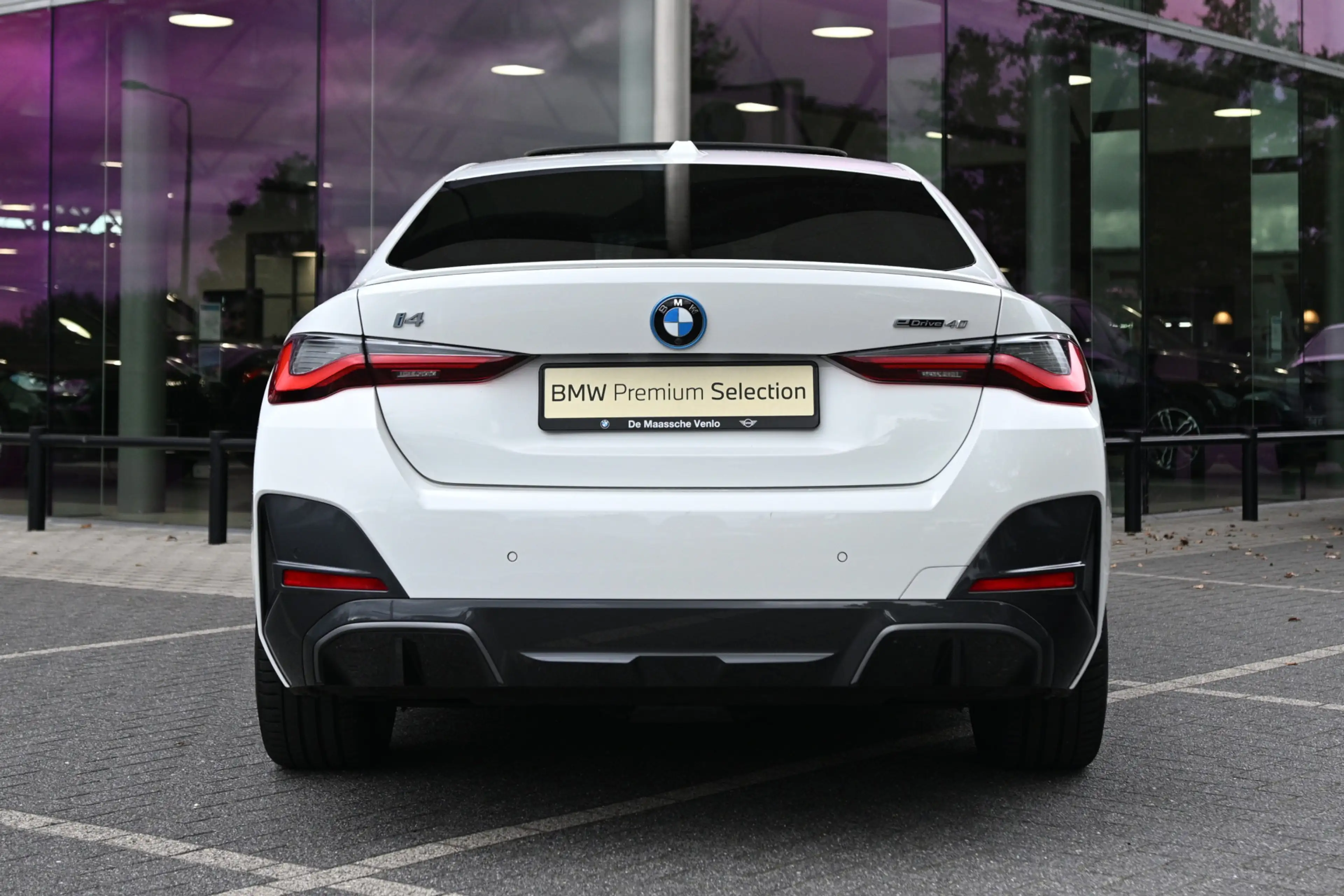 BMW i4 eDrive40 High Executive M Sport / Achteruitrijcame — photo 9