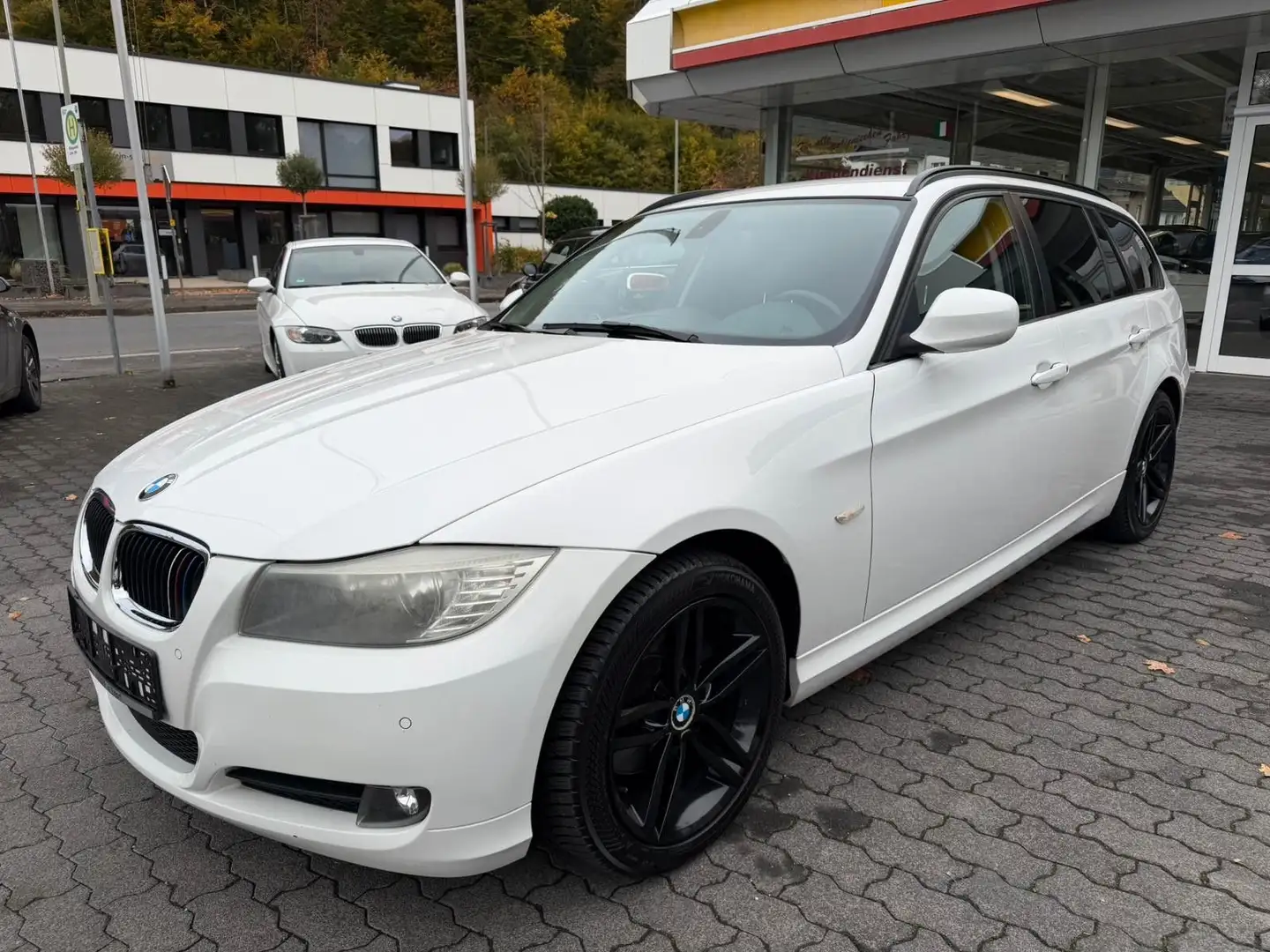 BMW 318 d Touring Navy, Alu, Tempomat Bílá - 1