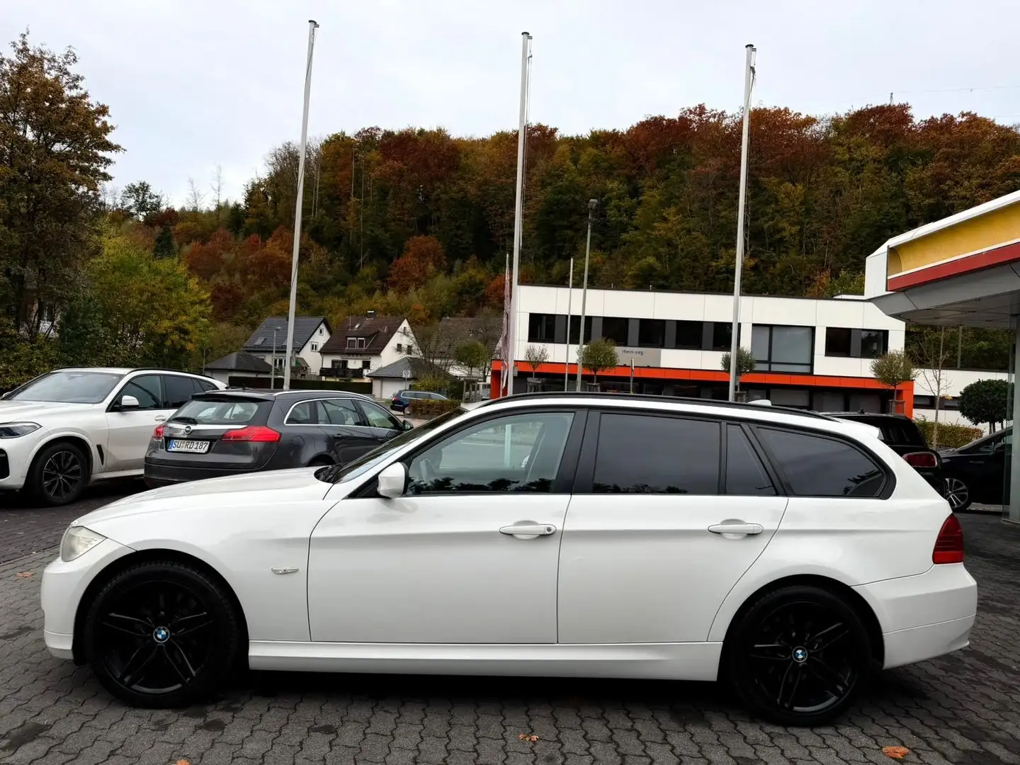 BMW 318 d Touring Navy, Alu, Tempomat Bílá - 2