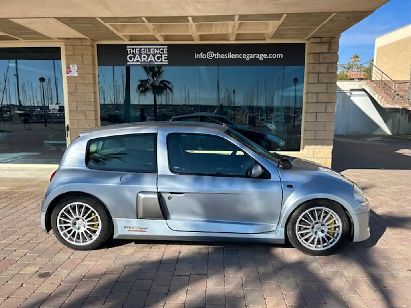 Renault Clio 3.0 V6 Sport Gris - 2