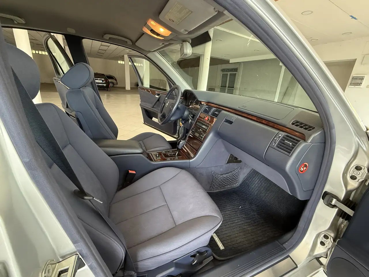 Mercedes-Benz E 220 Elegance Automatica, foto 4