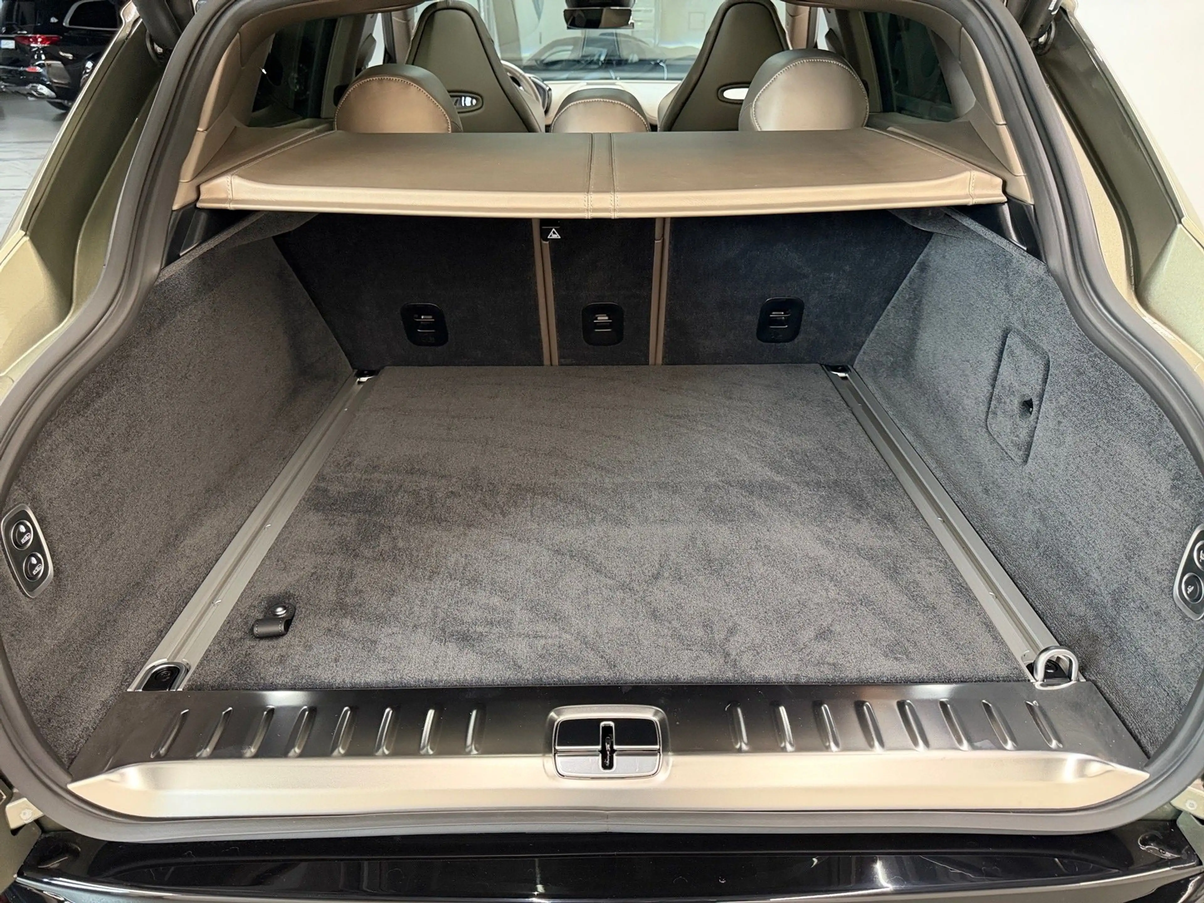 Aston Martin DBX S | Titanium Grey | PANO | 23" — photo 12