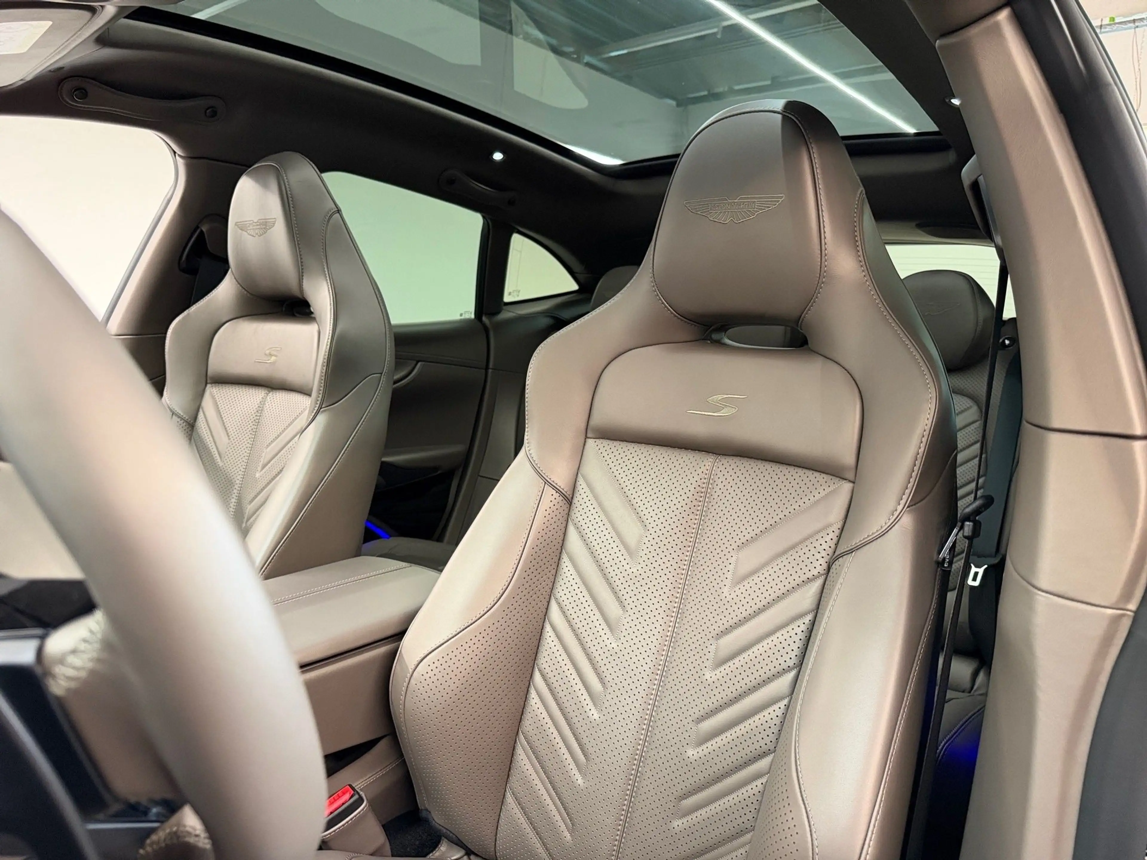 Aston Martin DBX S | Titanium Grey | PANO | 23" — photo 13