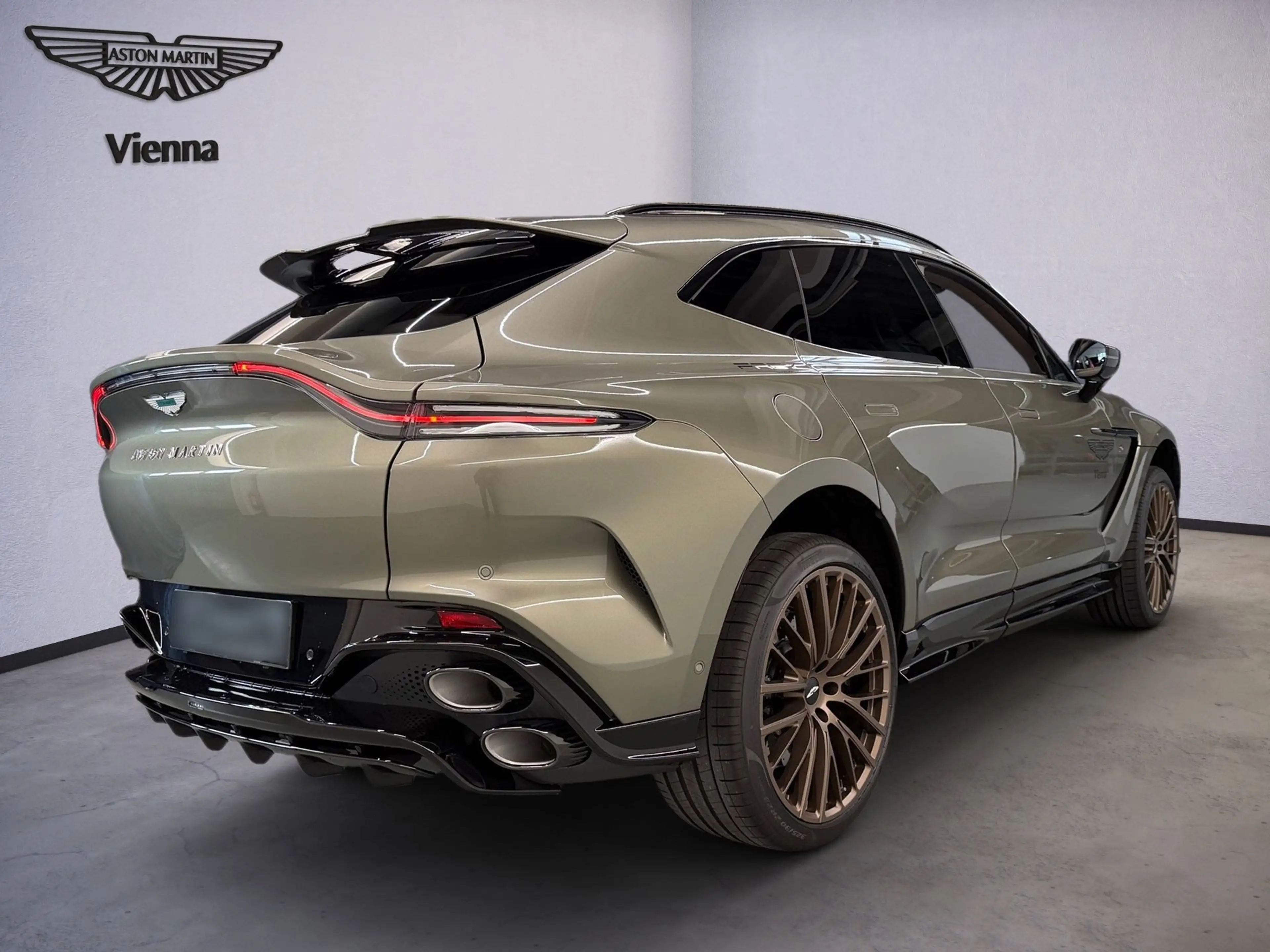 Aston Martin DBX S | Titanium Grey | PANO | 23" — photo 3