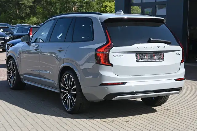 Volvo XC90 view 3