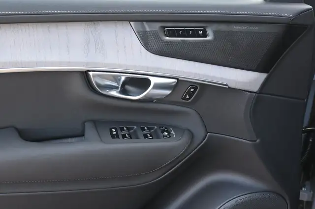 Volvo XC90 view 10