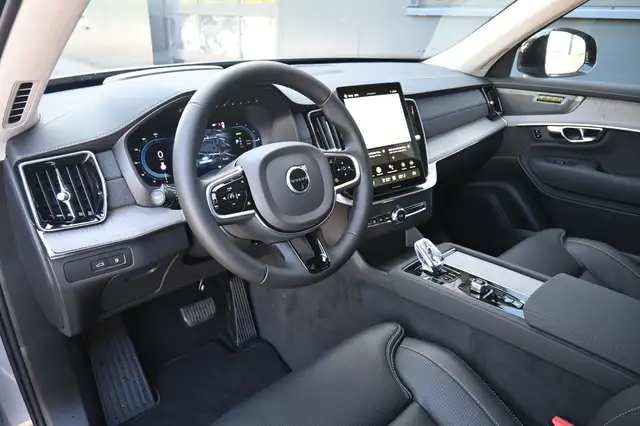 Volvo XC90 view 9