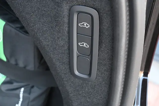 Volvo XC90 view 8