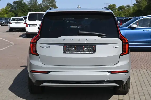 Volvo XC90 view 4