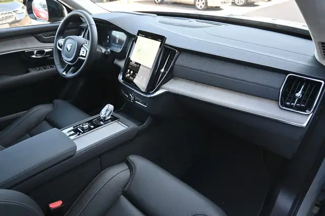 Volvo XC90 view 13