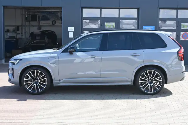 Volvo XC90 view 2