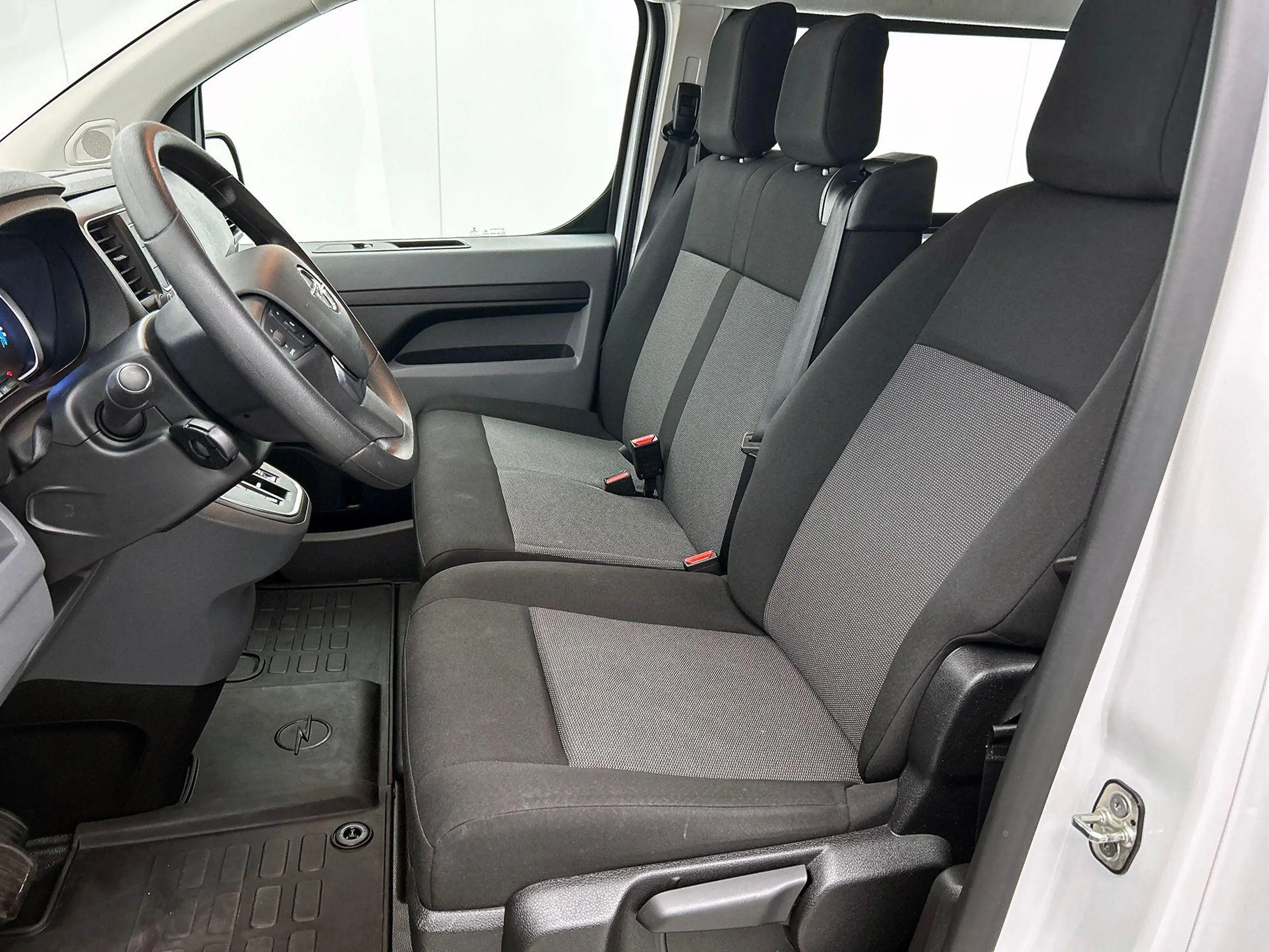 Opel Vivaro-e Combi L3H1 75 kWh Opel Vivaro-e Combi 75-kWh L3H1 — photo 31