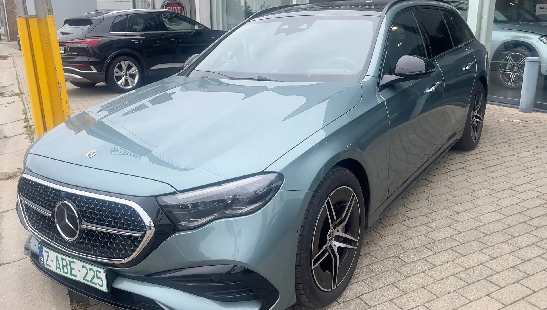 Mercedes-Benz E 220 E Break 220 d 4-Matic AMG Line Groen - 2