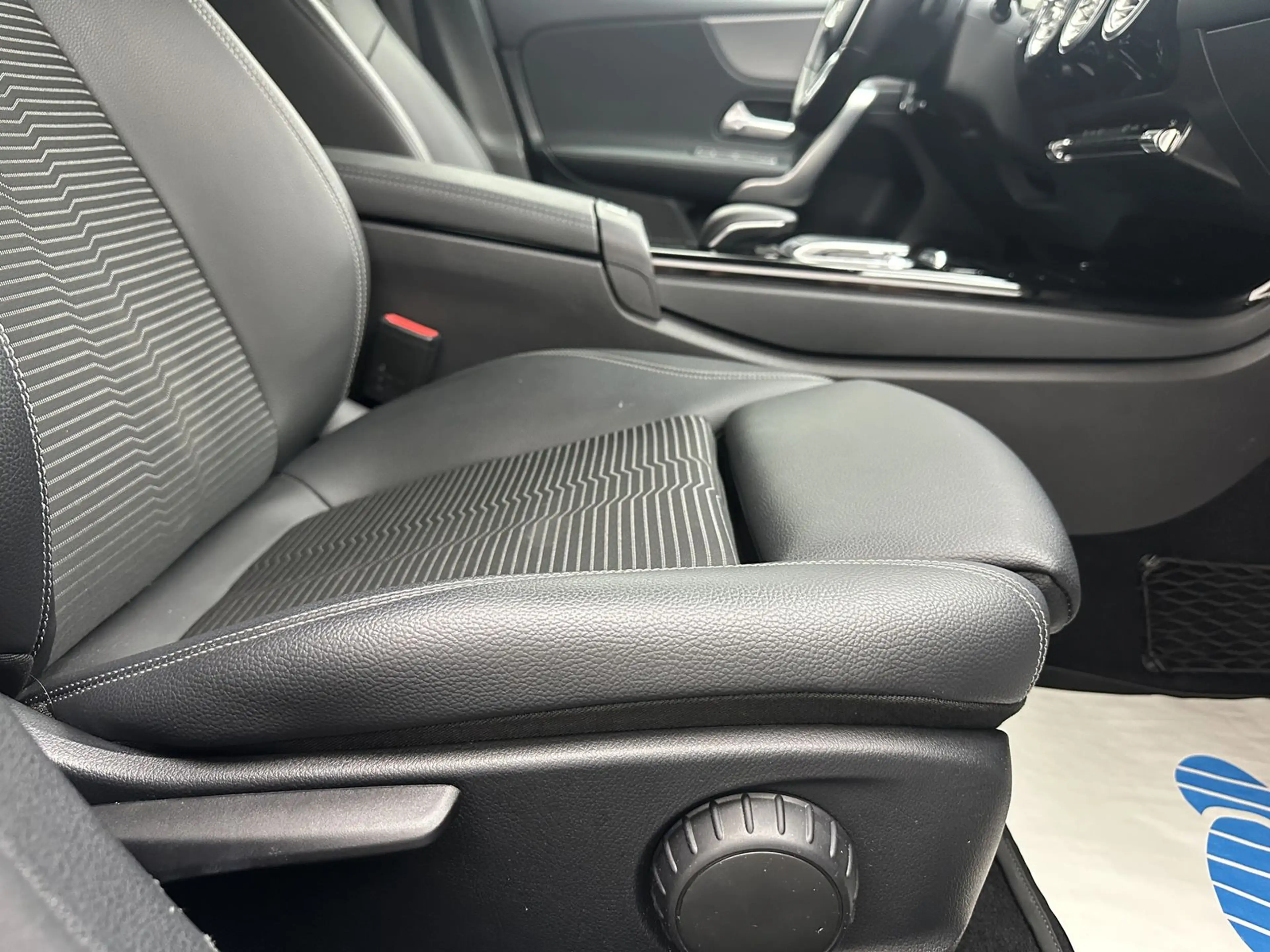 Mercedes-Benz A 220 "NAVI-CAM-DIGITAL COCKPIT-LED-SITZH-ALU" — photo 9