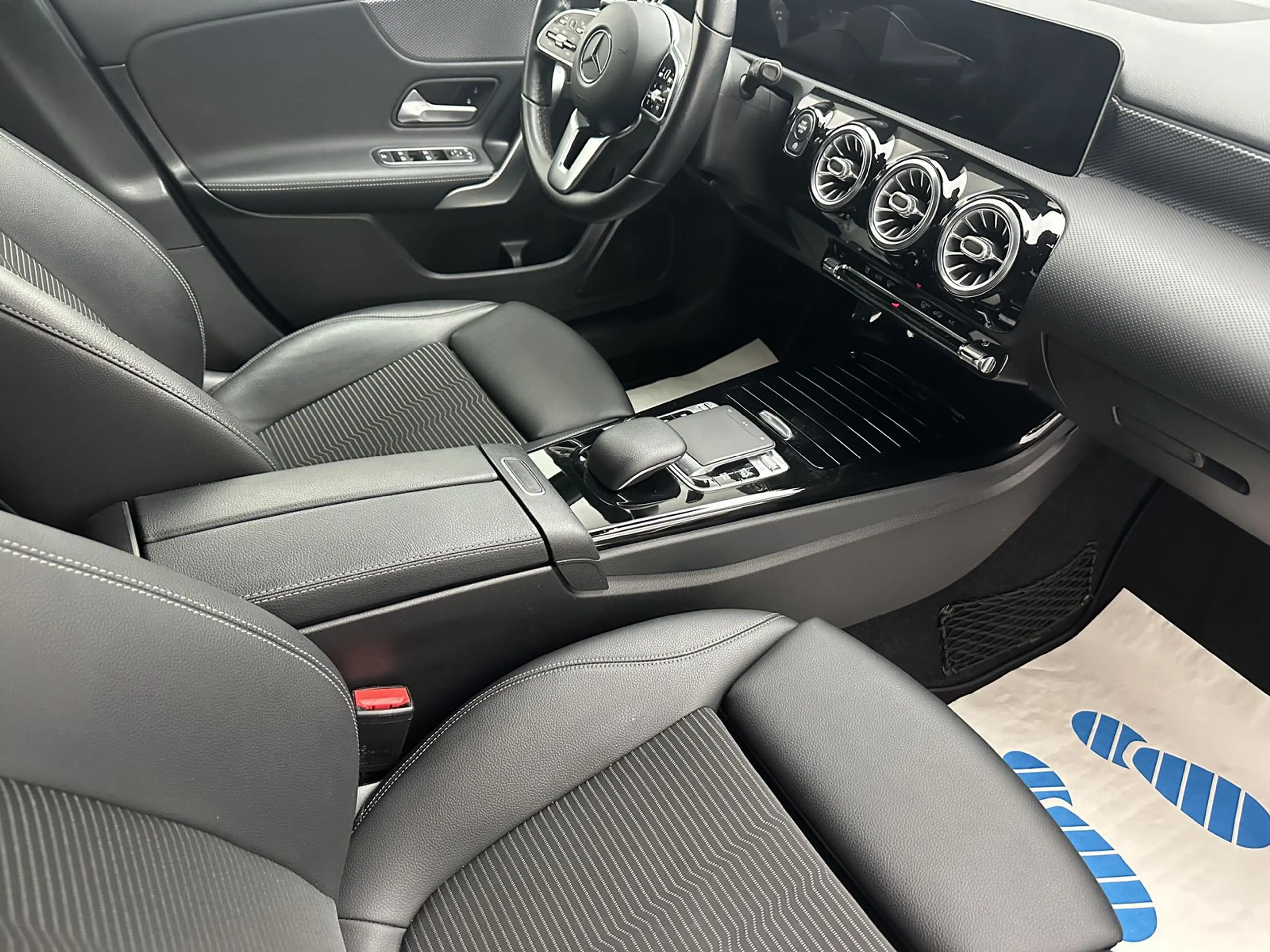 Mercedes-Benz A 220 "NAVI-CAM-DIGITAL COCKPIT-LED-SITZH-ALU" — photo 11