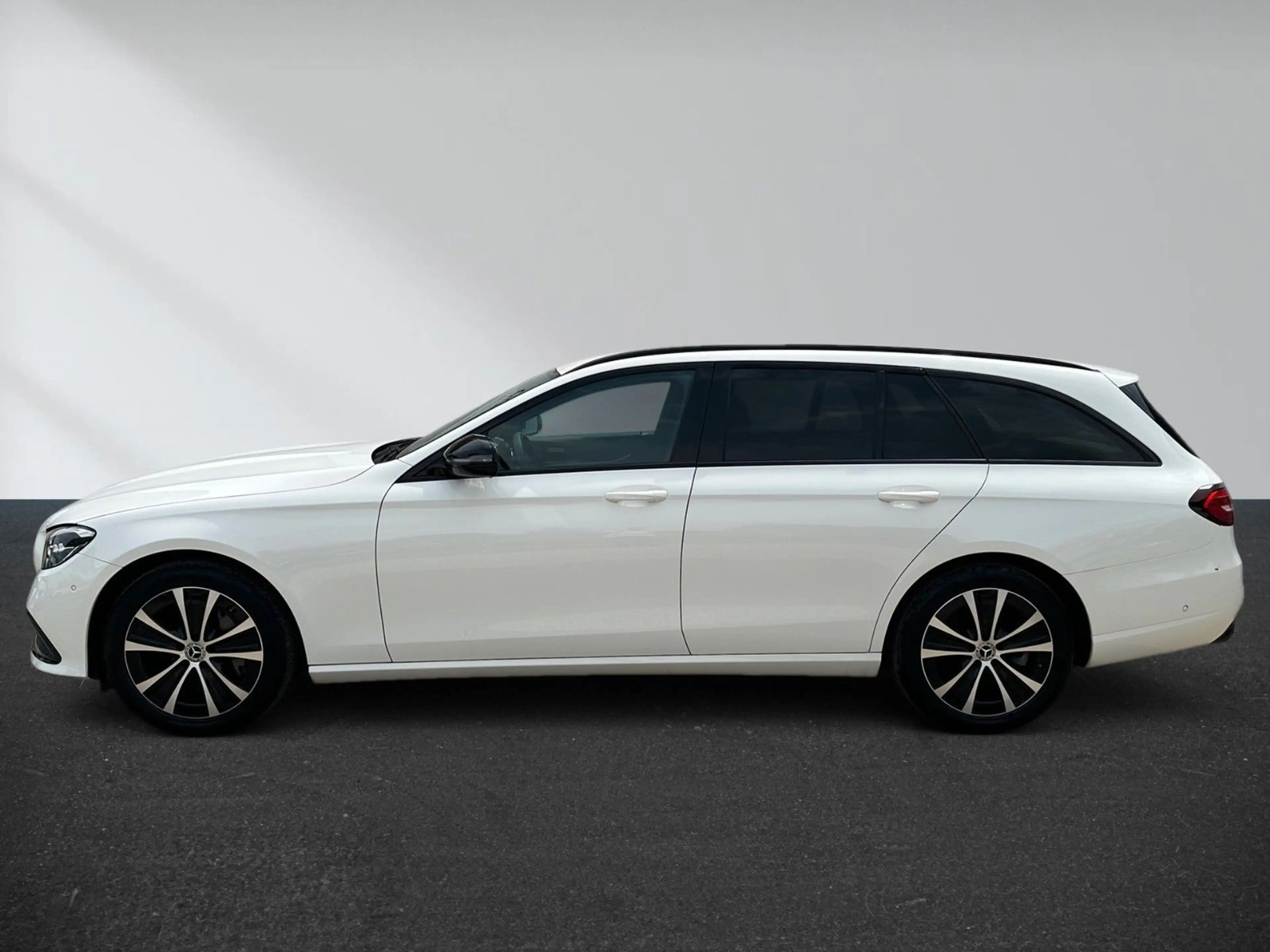 Mercedes-Benz E 300 e T 9G-TRONIC Exclusive — photo 9