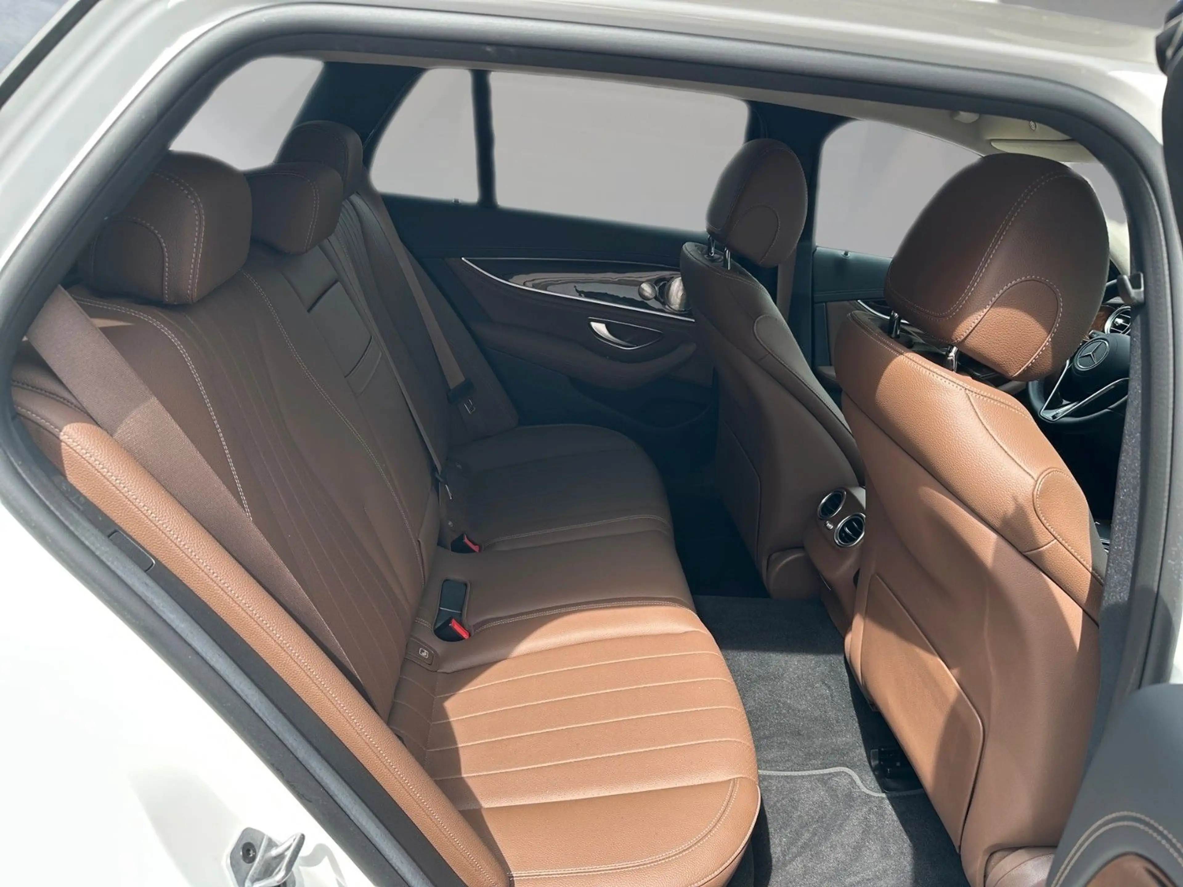 Mercedes-Benz E 300 e T 9G-TRONIC Exclusive — photo 5