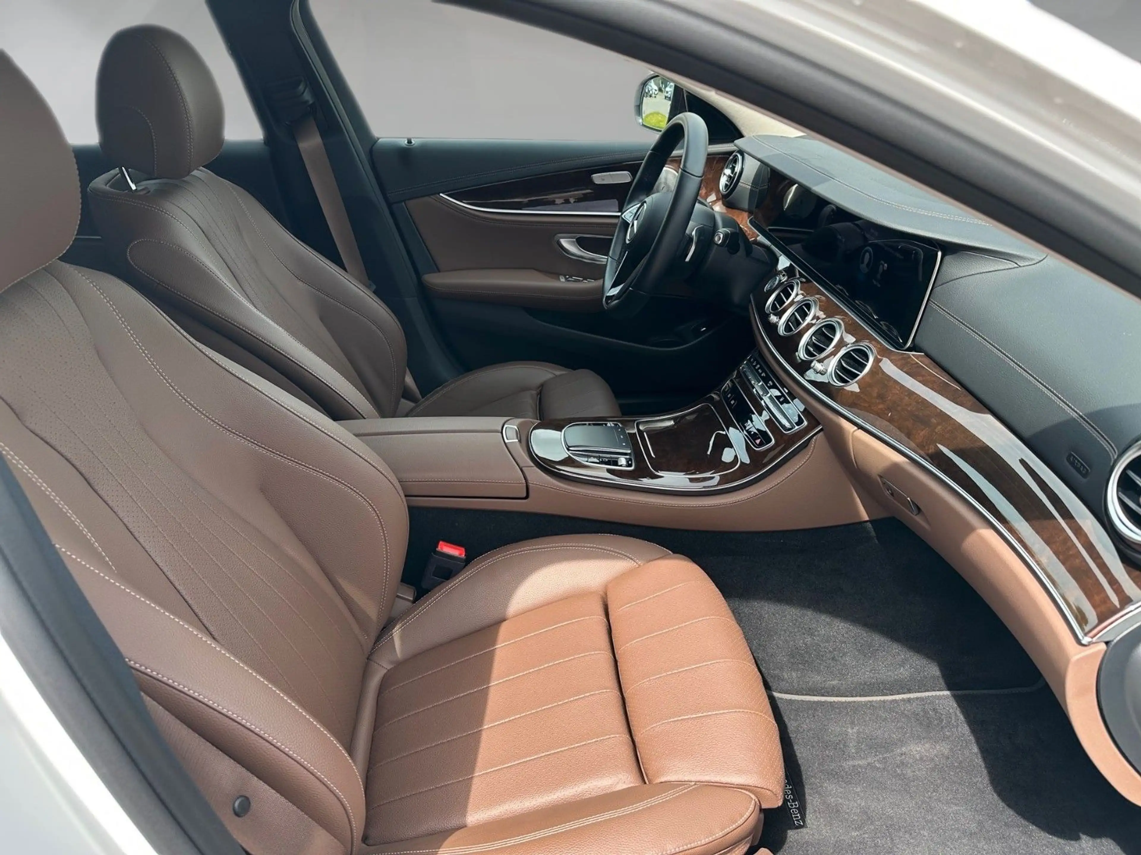 Mercedes-Benz E 300 e T 9G-TRONIC Exclusive — photo 4