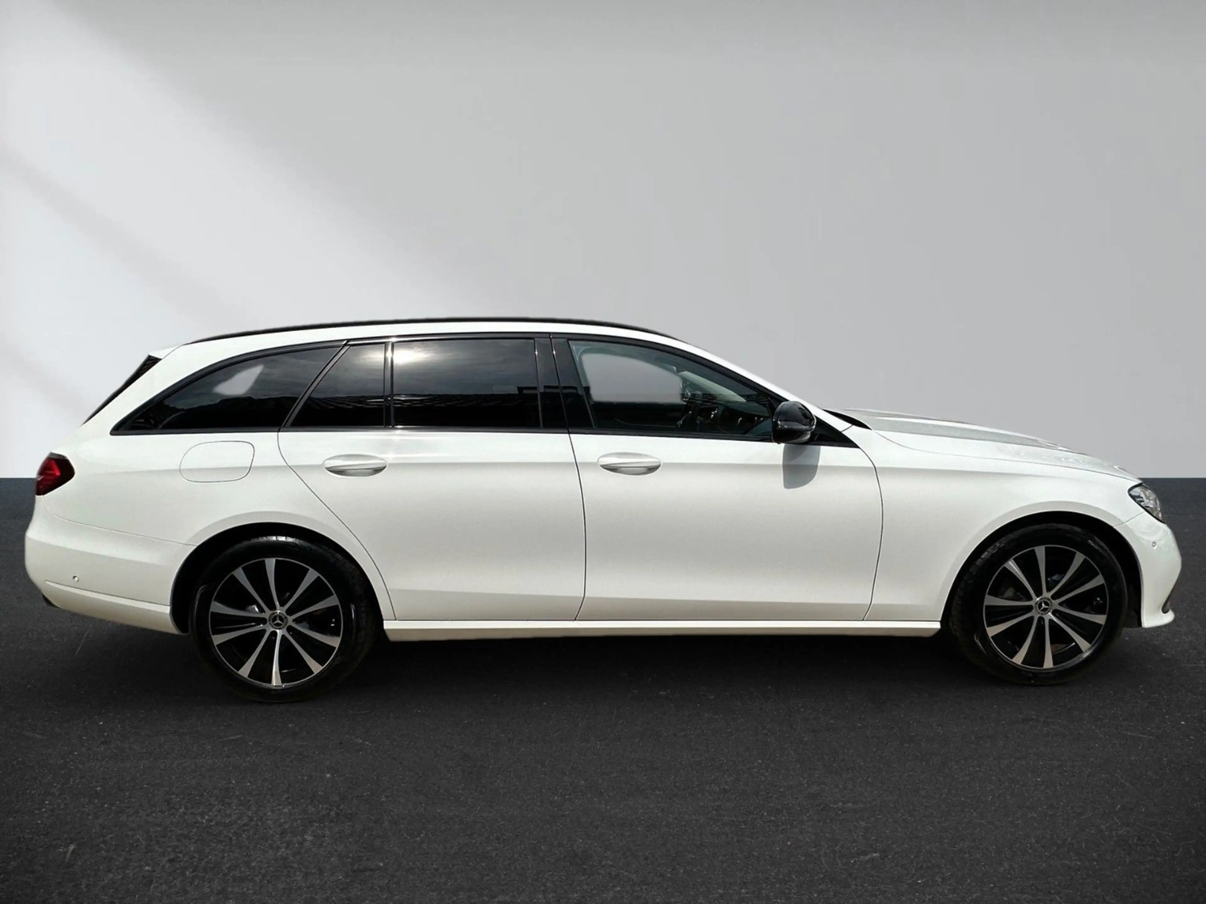 Mercedes-Benz E 300 e T 9G-TRONIC Exclusive — photo 3