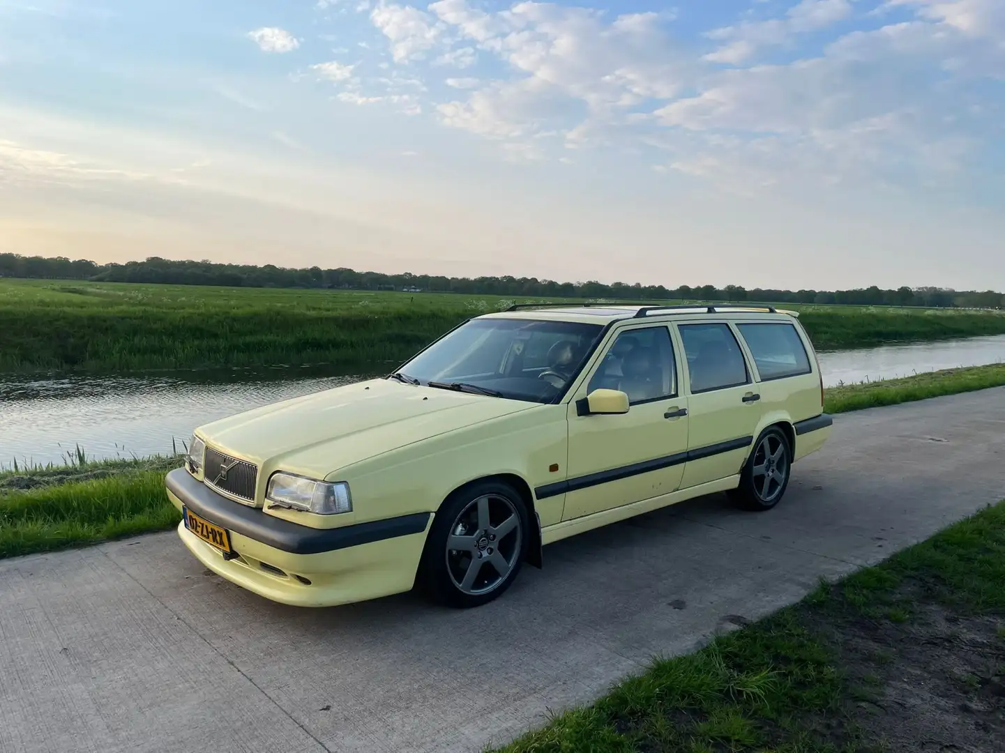 Volvo 850 T-5R Geel - 2