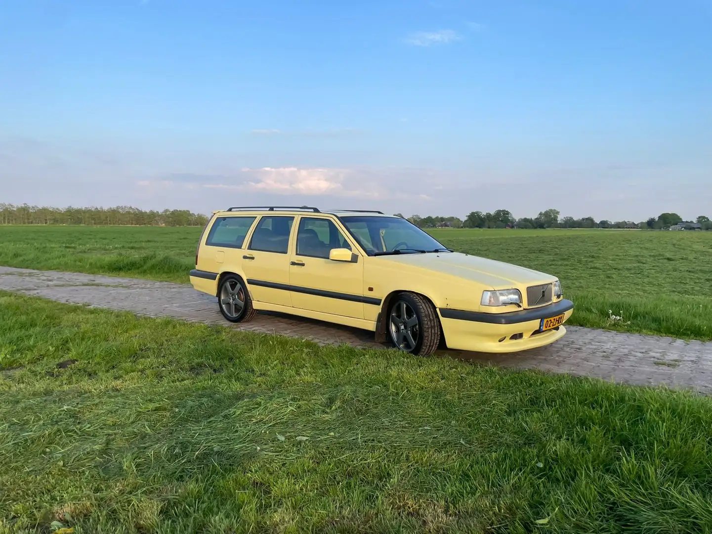 Volvo 850 T-5R Geel - 1