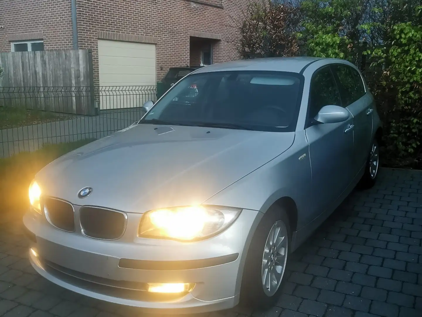 BMW 118 118i Argent - 1