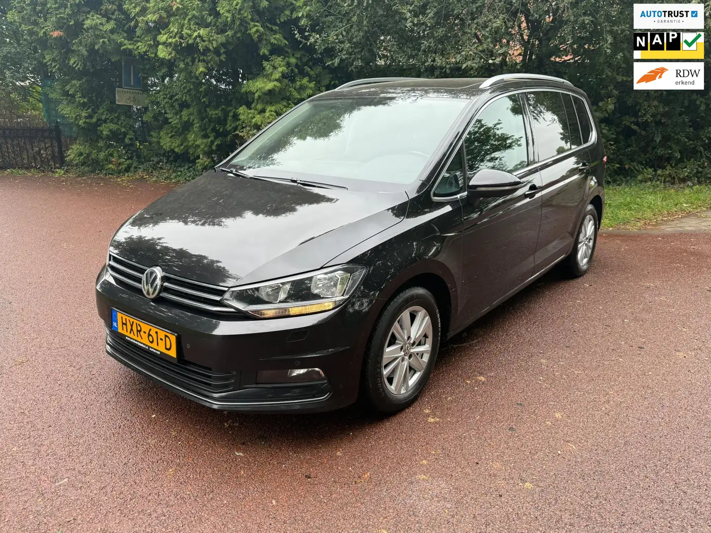Volkswagen Touran 2.0 TDI Highline 7p / Navi / Automaat / Pano / Zwart - 1