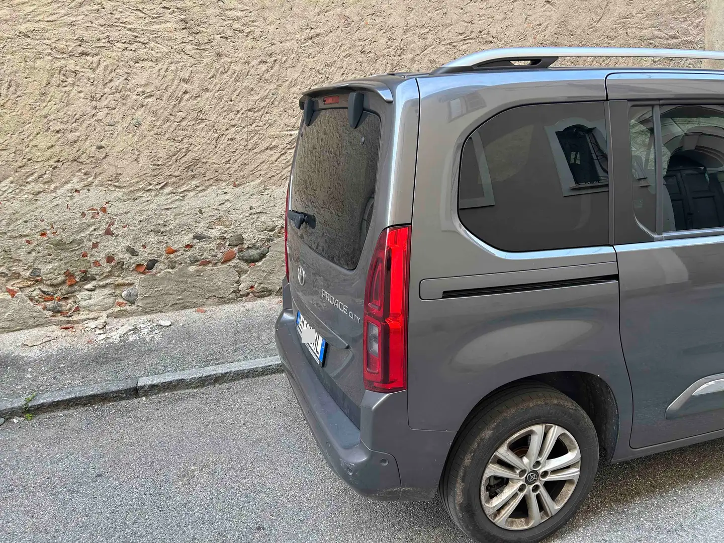 Toyota Proace City Short 1.5D (100Cv) 6 marce EXECUTIVE Grau - 2