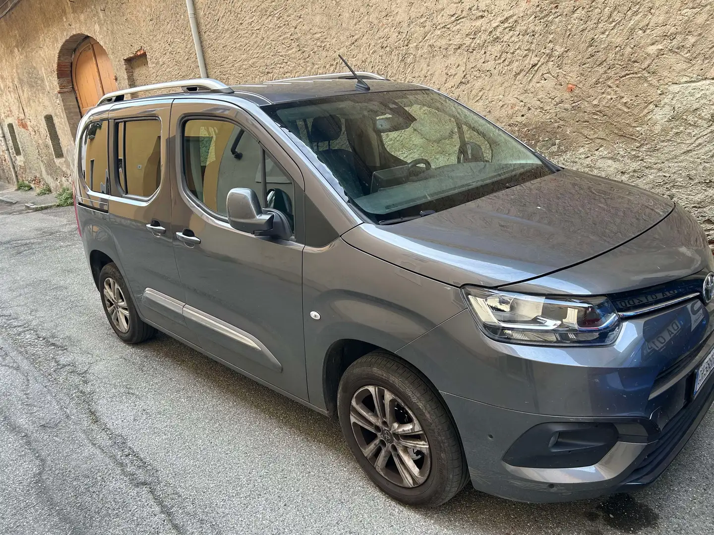 Toyota Proace City Short 1.5D (100Cv) 6 marce EXECUTIVE Grau - 1