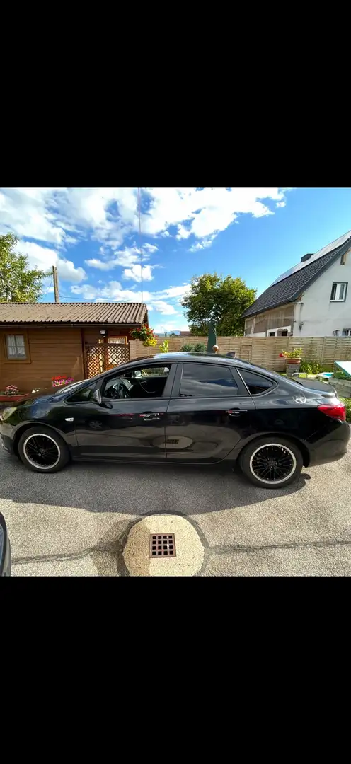 Opel Astra J Notchback Schwarz - 1